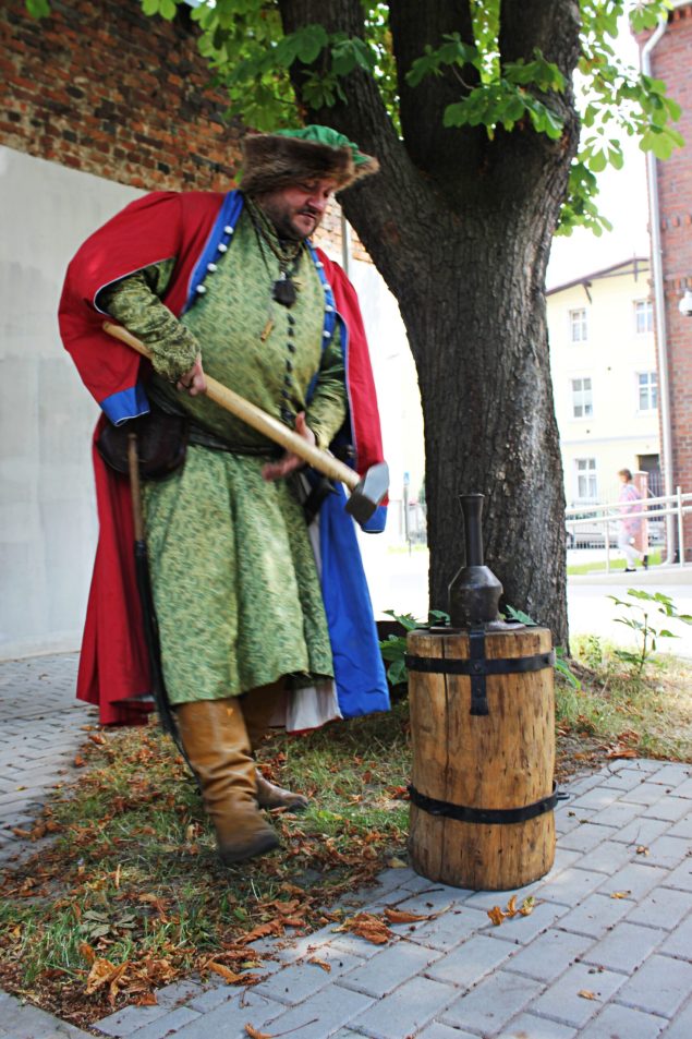 szlachcic wybija monetę na warsztatach historycznych - gdy w bydgoszczy pieniądz bito